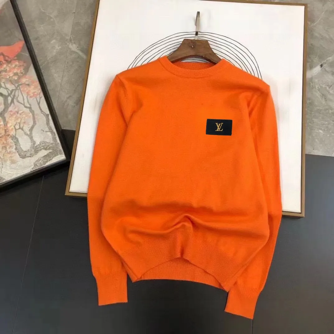 🅿️240 【LV Louis Vuitton】Autumn and winter classic round neck pullover sweater, in full condition! ! ! Wool blended fabric, the latest model in 2025, golden ratio! ! Slim-fitting soft gold, versatile and practical item, the combination and practicality are extremely powerful, simple and elegant, and classy! To create your own style, it is highly recommended to buy it in two colors. The standard slim fit tailoring process is suitable for both young and old men. It is knitted from wool and will not cause any discomfort! While keeping warm, it is stylish, textured and wearable, and the classic logo with contrasting colors on the chest feels in place! ! Recommended for regular customers! ! Size M-3XL (maximum wear: 190 pounds)
